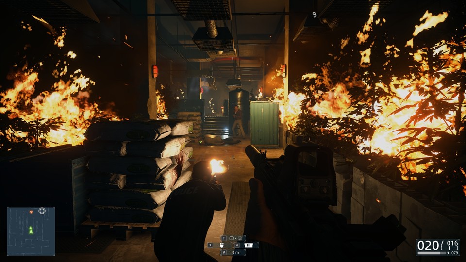 Im Keller einer Lagerhalle verbrennen gerade Drogenpflanzen. Diesen Map-Abschnitt gibt's auch im Multiplayer.