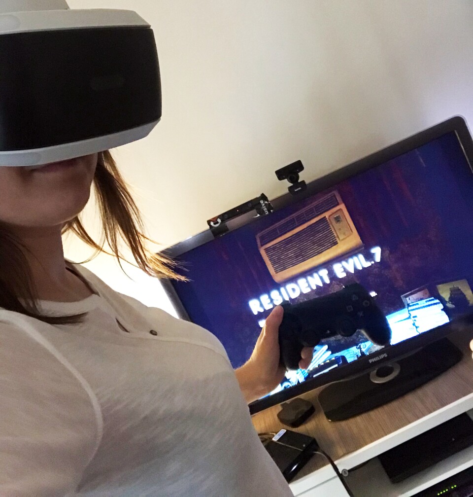 Mit PS VR und Controller bewaffnet war Annika vor dem Spielen von Resi 7 noch guter Dinge. Eine Stunde später sah die Welt ganz anders aus. 