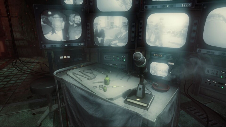 Hektisch inszenierte Szenen in einem Verhörraum halten die einzelnen Handlungsorte von Black Ops storymäßig zusammen. [360]