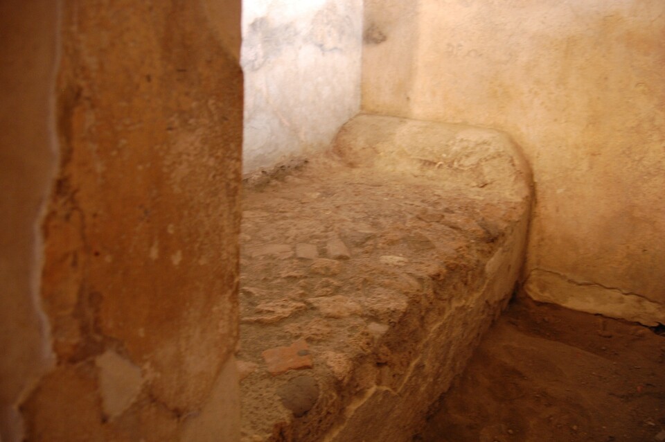 Ein in Stein gehauenes Bett eines pompejanischen Bordells.