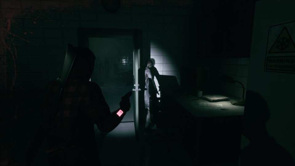 Das Spiel schockt euch gern mit um die Ecke platzierten Zombies, die sich ebenso gern in geöffneten Türen verfangen.