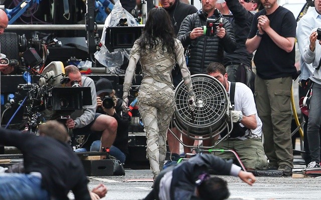 Neue Set-Bilder von den Dreharbeiten zeigen erstmals Sofia Boutella als Die Mumie.