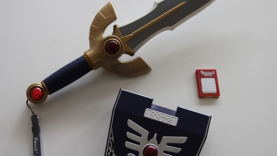 Im Jahr 2003 erscheint eine Dragon-Quest-Konsole mit Schwert-Controller und Memory Card in Form eines kleinen Büchleins