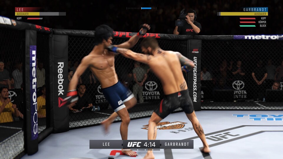 Bruce Lee ist als Bonuscharakter wieder mit dabei. Hier versucht er gerade mit dem Knie anzugreifen, aber Garbrandt nutzt dieses kleine Zeitfenster für einen schnellen Punch ins Gesicht.