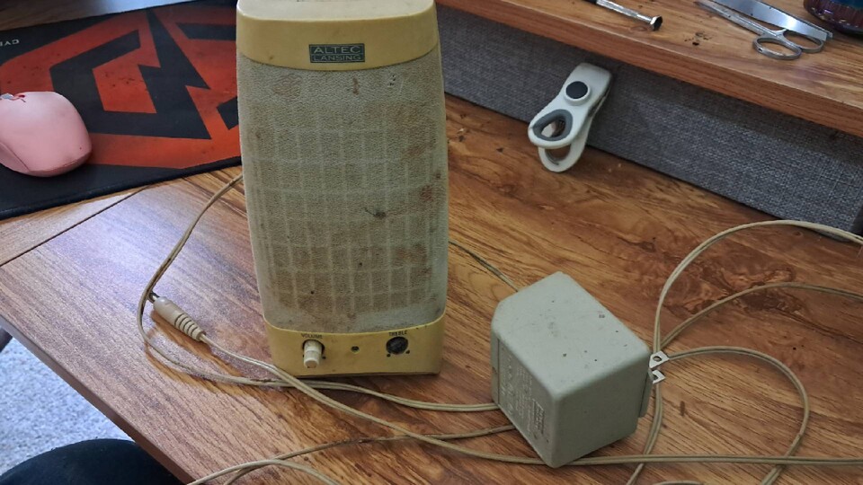 Diese Box hat ihre besten Tage auf jeden Fall hinter sich. (Bild: Arrowflightp90lady auf Reddit)