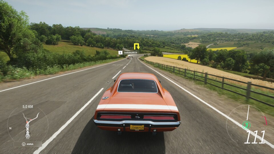 Forza Horizon 4 sieht dank seiner gigantischen Weitsicht und den tollen Grafikeffekten auch auf der Series S bildhübsch aus.