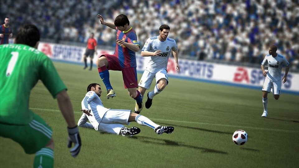 Das war knapp: Lionel Messi wird beinahe umgemäht, reagiert aber blitzschnell.