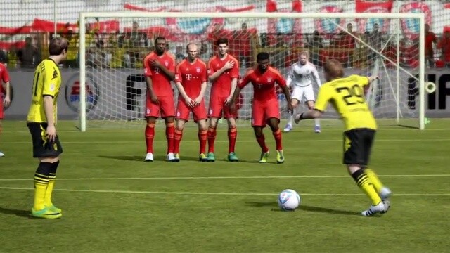 Die Macher bauen in FIFA 13 mehr Freistoßvarianten ein.
