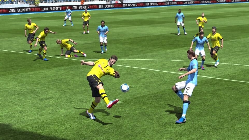 Sähe mit unsichtbarem Ball noch alberner aus: Szene aus FIFA 13