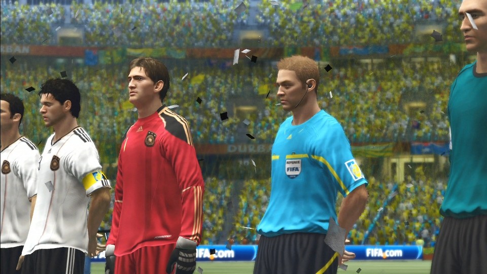 FIFA WM 2010: Die Spieler lauschen der Nationalhymne und der Stimmung im Stadion, bevor es endlich los geht.