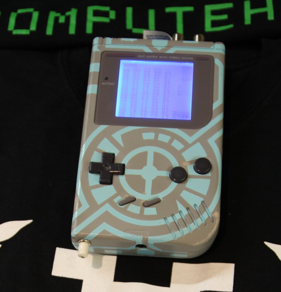 Die amerikanischen Chiptunes-Musiker 8-Bit Weapon arbeiten zum Beispiel mit diesem modifizierten Game Boy.