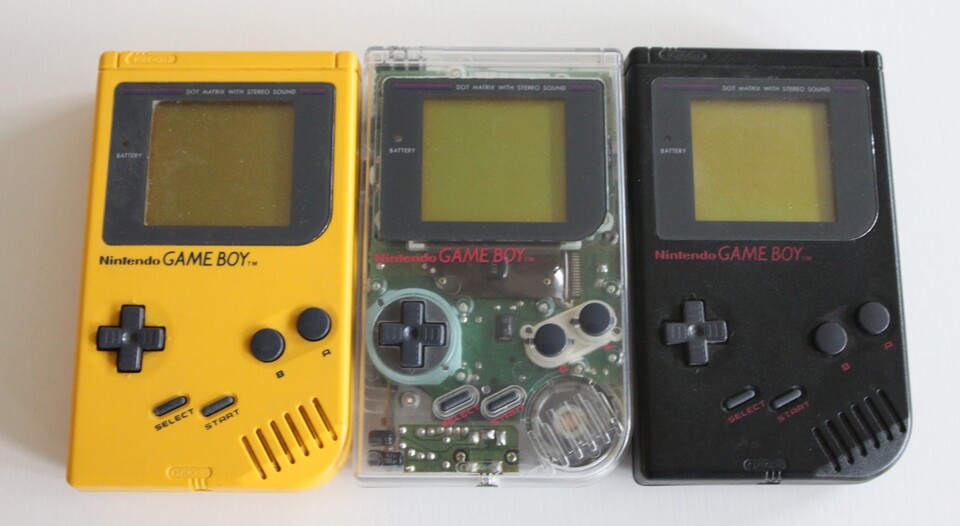 Sieben Jahre nach Veröffentlichung des Ur-Game Boy bringt Nintendo eine schmalere Variante mit besserem Display. Der Game Boy Pocket flutet den Markt in etlichen Farbvarianten und Sondereditionen.