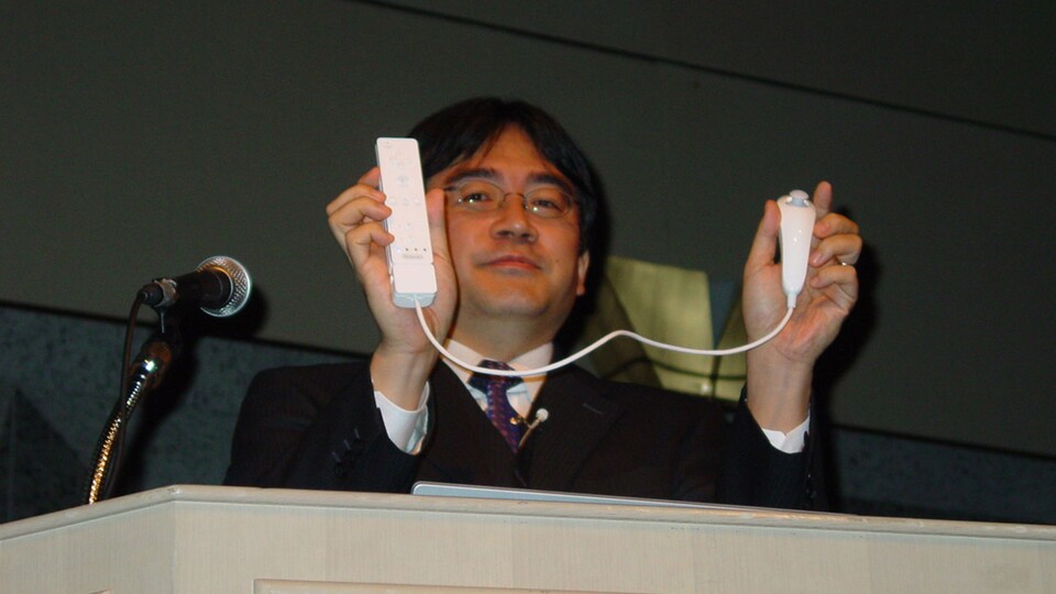 Nintendo-Chef Satoru Iwata präsentiert auf der Tokyo Game Show 2005 den revolutionären Bewegungscontroller der Wii. Die pfiffige Hardware (und die nicht minder clevere Vermarktung) führt die Konsolenveteranen wieder zu alter Stärke.