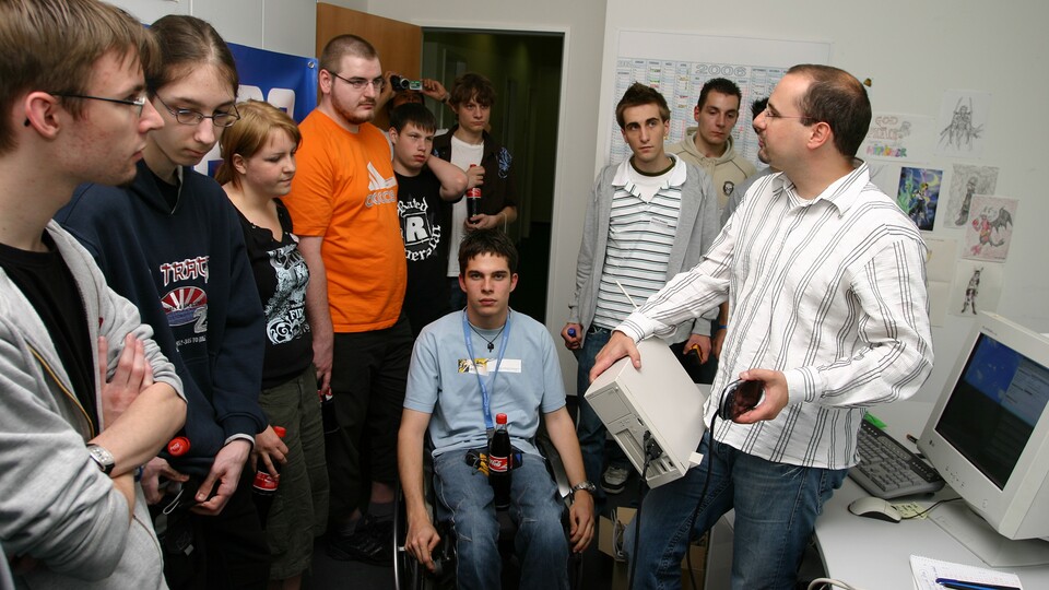 Beim Tag der offenen Tür erklärt André den Besuchern, wie die Entwicklerversion von Sonys PSP funktioniert.