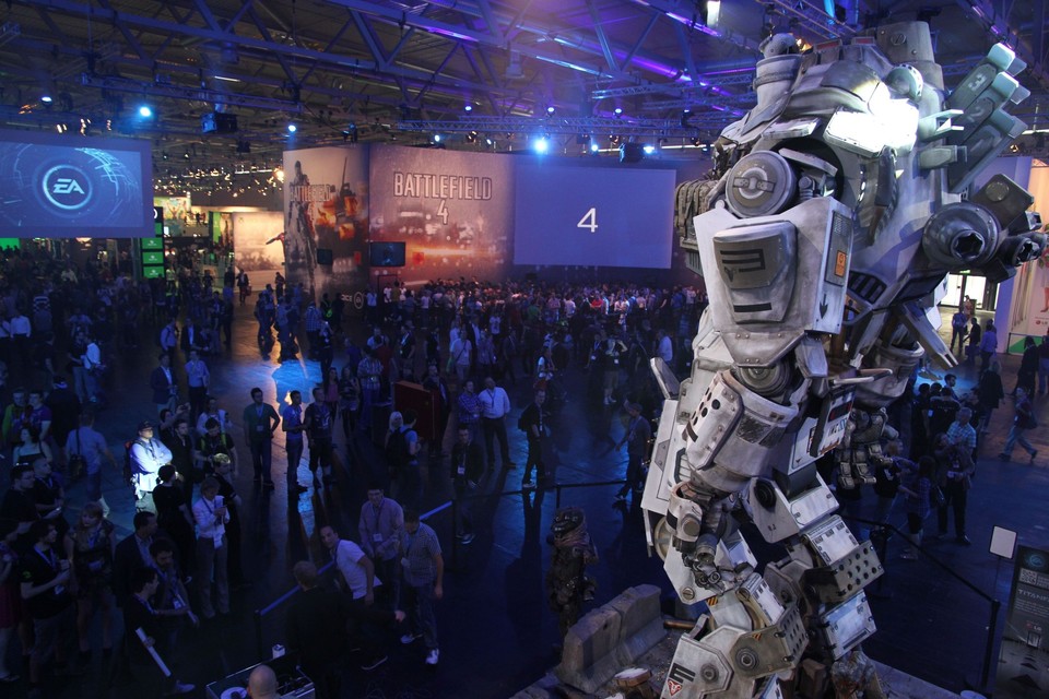 Das schon zur gamescom 2013 ausgestellte Titan-Modell »Betty« zeigt EA in den nächsten zwei Wochen noch in mehreren deutschen Großstädten.
