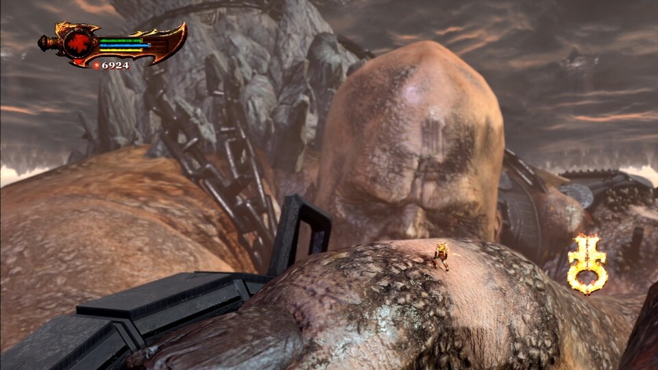 God of War 3: Suchbild: Wo versteckt sich der ehemalige Kriegsgott? Beim Kampf gegen Kronos fühlt ihr euch stellenweise wie ein kleiner Floh. [PS3]