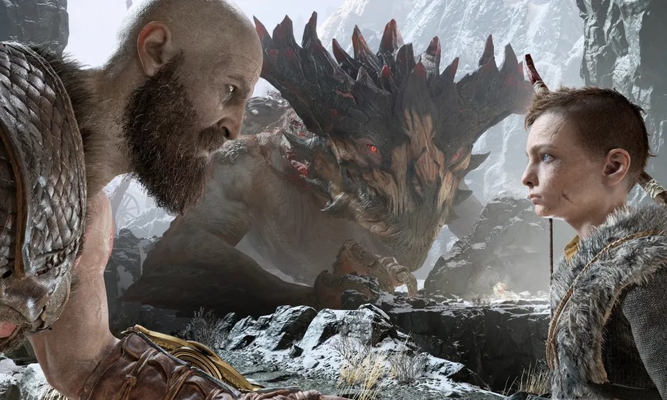 Clever: Während Kratos und Atreus diskutieren, erhaschen wir einen Blick auf die zu bewältigende Aufgabe. Im Hintergrund wird der nächste Spielabschnitt geladen.