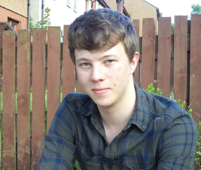 Bryan Henderson, ein schottischer Teenager, gewann das Geheimnis von Peter Molyneux' Curiosity-Würfel und darf als Belohnung im Götterspiel GODUS den Über-Gott mimen.