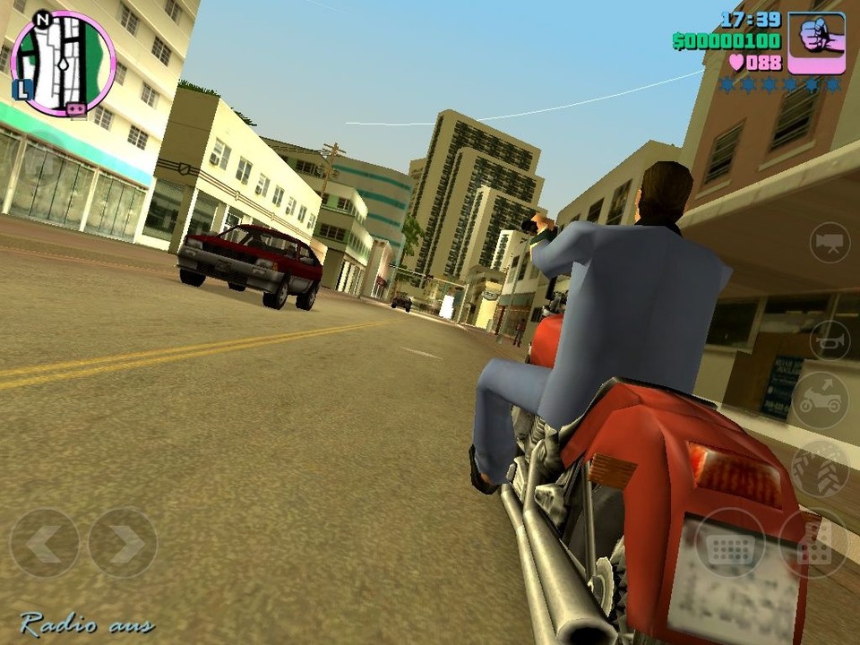 Anders als im Vorgänger GTA 3 können wir die Straßen von Vice City auch stilvoll mit dem Motorrad unsicher machen.