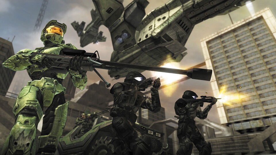 Der zweite Serienteil erscheint noch für die gute alte Xbox – vor allem im Multiplayer-Bereich ist der Shooter eine echte Granate. 