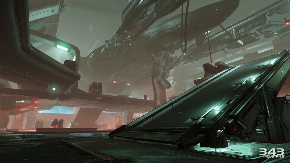 Groß, düster und voller Möglichkeiten: Die furiosen Schlachten von Halo 5: Guardians tragt ihr in offenen Arealen aus und genießt dabei alle Freiheiten.