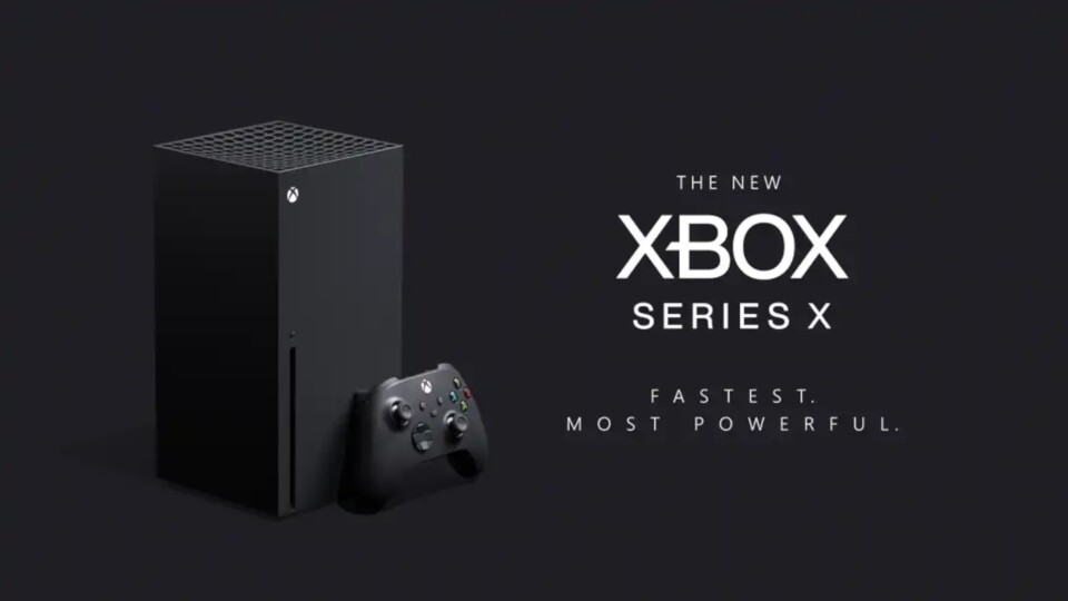 Der Quaderförmige Korpus der Konsole im Verhältnis zum Xbox One-Controller.