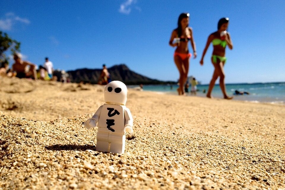 Das Hiso Alien ist immer mit dabei. Hier bei einem freien Surf-Tag am Strand von Honululu auf Hawaii. 