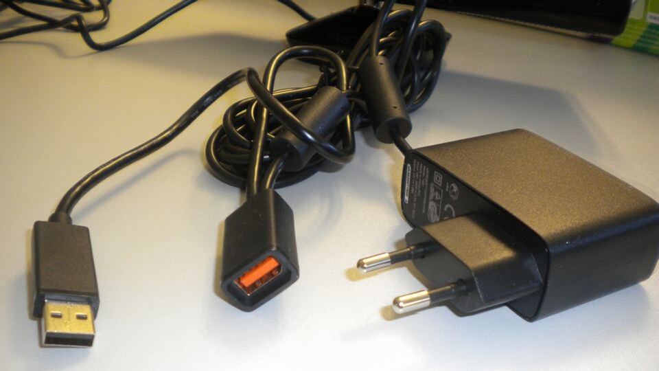 Für Besitzer »alter« Xboxen: Kinect kommt in die orange Buchse, das Netzteil in die Steckdose und der USB-Stecker hinten in die Konsole.