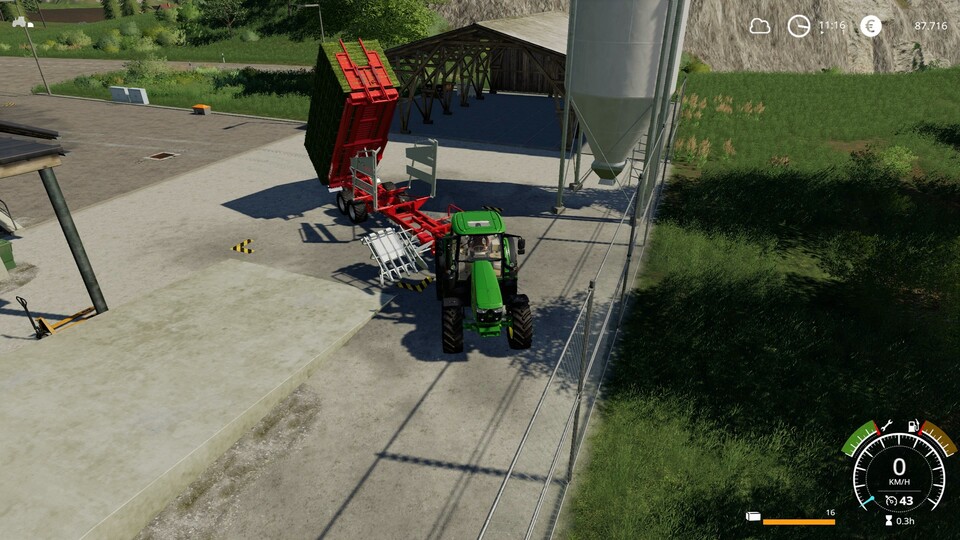 Landwirtschaftliche Maschinen oder auch dieser Anhänger sind aufwendig und authentisch animiert, während wir etwa diesen Ballen abladen.