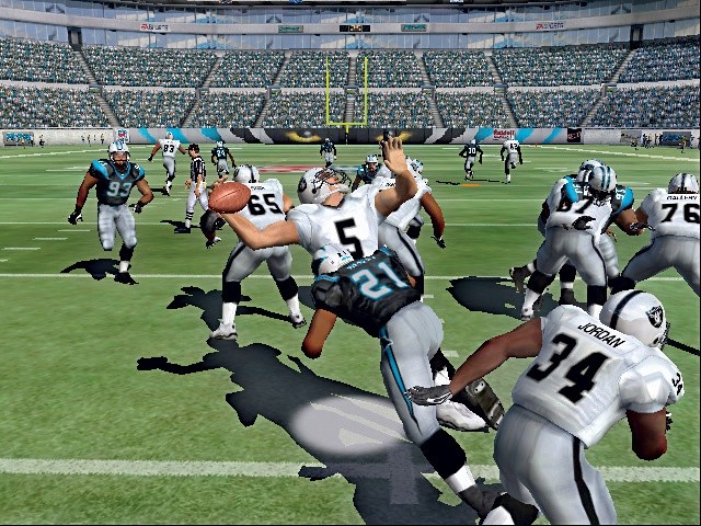 Autsch! Der Quarterback der Raiders macht Bekanntschaft mit den blitzenden Defensive Backs der Carolina Panthers. Die neuen Animationen sind sehenswert. Screen: Xbox