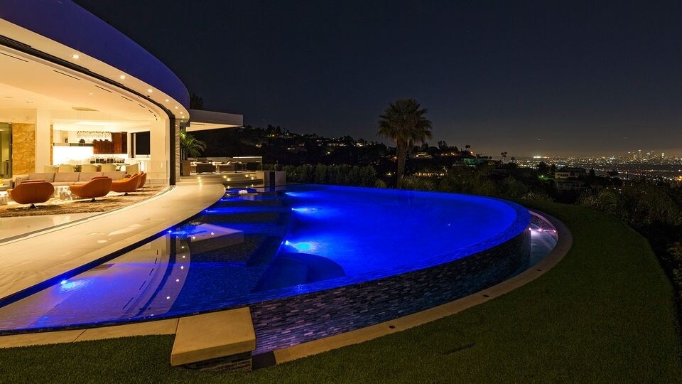 In dieser Villa in Beverly Hills lebt ab sofort Markus Persson. Der Minecraft-Entwickler hat sich das Anwesen die Rekordsumme von 70 Millionen US-Dollar kosten lassen.