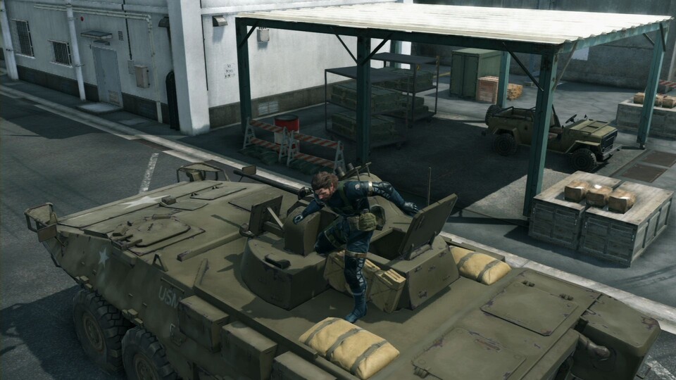 Snake kann erstmals in der Seriengeschichte auch Fahrzeuge steuern - wie hier einen Panzer.