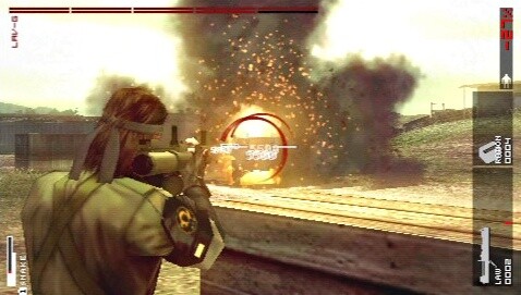 MGS: Peace Walker: Im Kampf gegen Fahrzeuge habt ihr mit Pistole und Gewehr schlechte Karten. Hier hilft nur die Panzerfaust. [PSP]