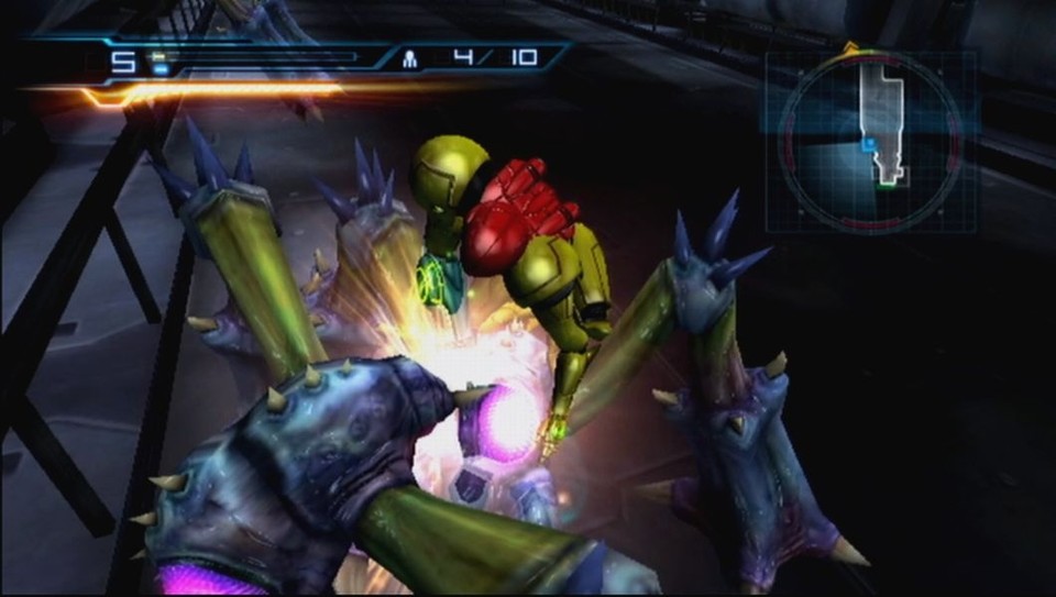 Mit ihren neuen Nahkampffähigkeiten macht Samus in Metroid: Other M kurzen Prozess mit aufmüpfigen Monstern.[Wii]