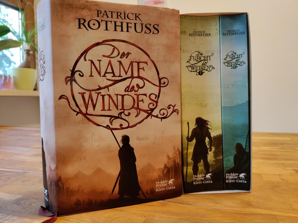 Teil 1 habe ich als Hardcover, Teil 2 leider nur zweigeteilt als Paperback.