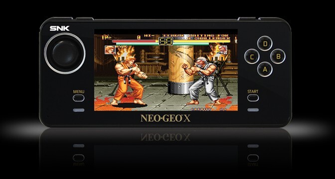  Das Neo Geo X ist ein von SNK lizenziertes Emulations-Handheld, das ab Ende 2012 in einer Gold-Edition mit Docking Station und Arcade-Stick für rund 200 Euro verkauft wurde. 