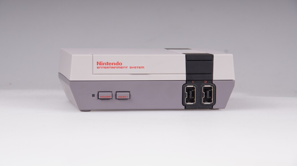 Zwei Controller lassen sich an der Vorderseite anschließen, mit dem Reset-Knopf gelangt man ins Hauptmenü der NES Mini.