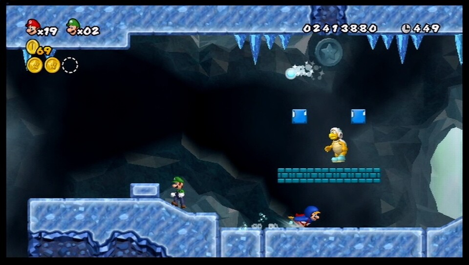 New Super Mario Bros. Wii: Luigi bereitet sich auf den Schneeball vor, während Mario seinen Pinguinanzug zur Flucht nutzt. 