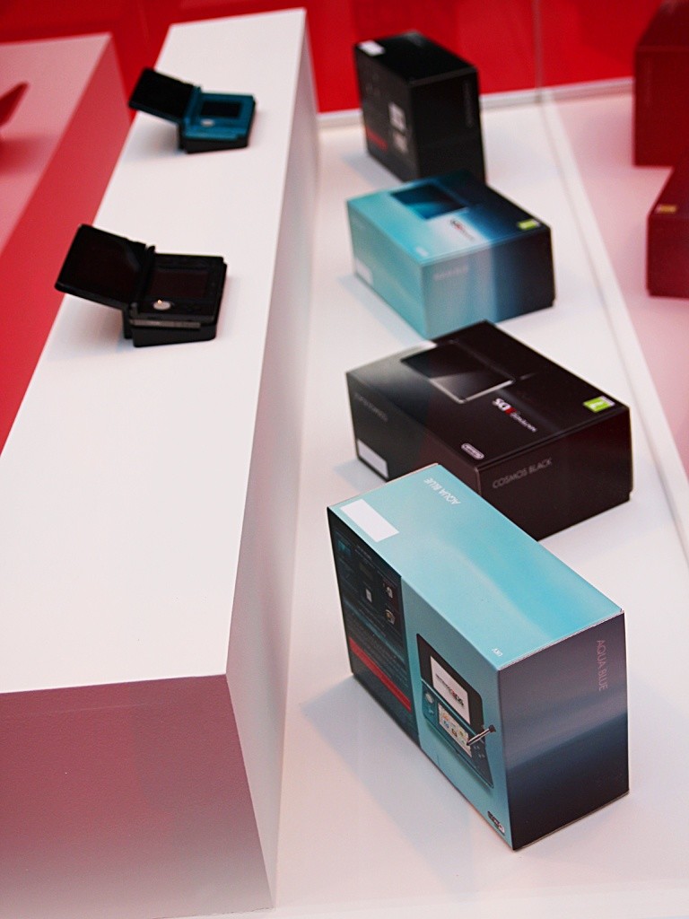 Aqua Blau und Cosmos Black - In diesen Farben steht der 3DS ab 25. März im Laden