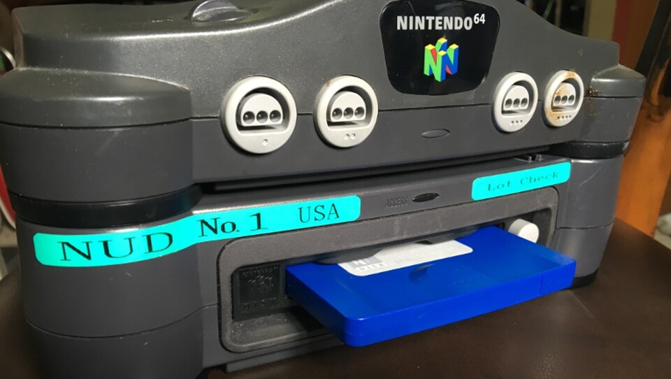 Diese US-Version der Nintendo-64DD-Konsole wurde einem Sammler angeboten.