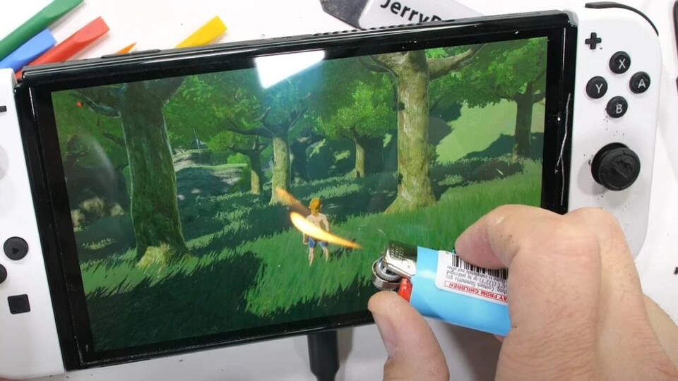 YouTuber Jerry Rig Everything malträtiert den OLED-Bildschirm der Swicht mit Feuerzeugen und mehr.