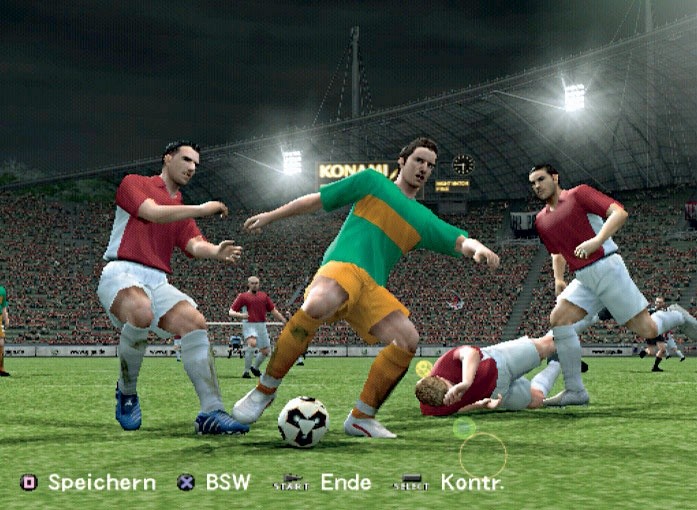 Obwohl es für die Bundesliga keine Lizenz gibt, sind die Spieler wie Makaay, Klose oder Pizarro gut zu erkennen. Screen: PS2