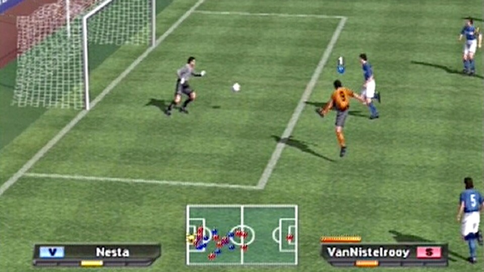 Entscheidung in der Nachspielzeit: Nach einer rasanten Partie erzielt Ruud van Nistelrooy den 3:2-Siegtreffer. Da hat selbst der junge »Gigi« Buffon keine Chance.