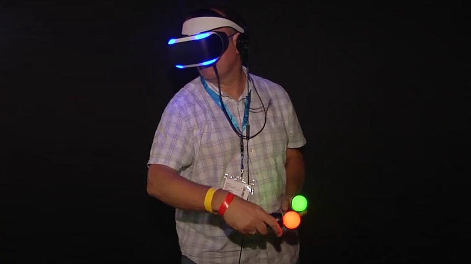 Die Kameras der PlayStation 4 tasten die LEDs vorne an der VR-Brille und die Move-Controller gleichzeitig ab.