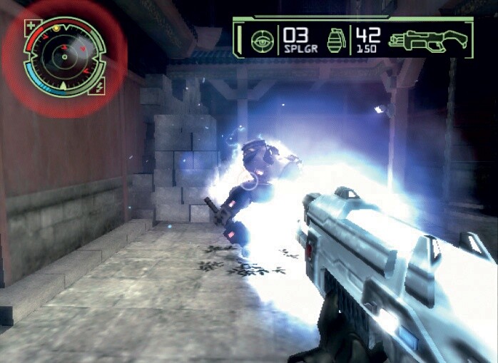 Mit der EMP-Waffe sind selbst die Kampfroboter kein Problem. Leider bekommt ihr die Wumme erst spät im Spiel. Screen: Playstation 2