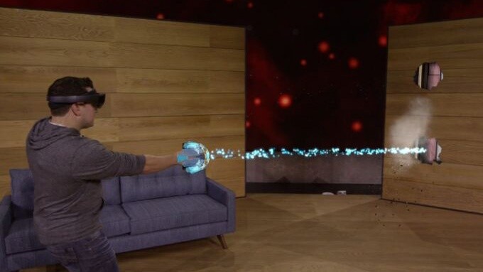 Project X-Ray ist ein neues HoloLens-Spiel von Microsoft. Mit tragbaren Hologramm-Waffen muss eine Alienroboter-Invasion im heimischen Wohnzimmer abgewehrt werden.