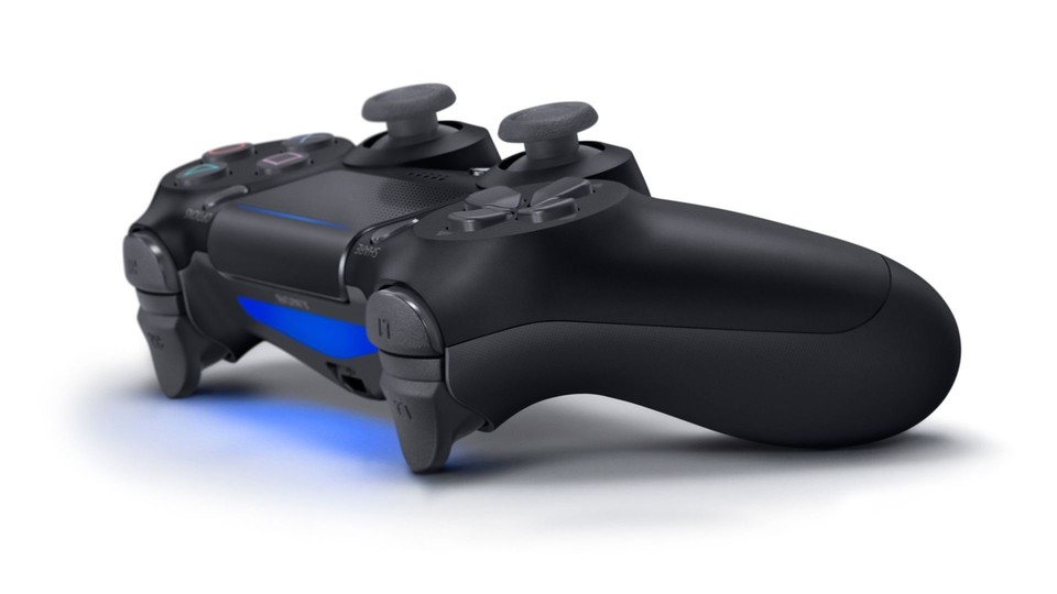 Sowohl PS4 Slim als auch PS4 Pro liegt eine aktualisierte Variante des DualShock-4-Controllers bei. Dessen Leuchtleiste sitzt jetzt über dem Touchpad, außerdem kann er auch kabelgebunden per USB zum Spielen benutzt werden.