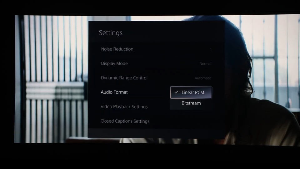 Im Menü der Blu-Ray-App legt ihr über die Bitstream-Option fest, dass das höchstmögliche Dolby- oder DTS-Format an euren AV-Receiver weitergereicht wird. Dolby Atmos und DTS:X werden übertragen, auch wenn in der Statusleiste noch immer Dolby True HD oder DTS:HD Master Audio angezeigt werden. (Bildquelle: Youthman auf YouTube)