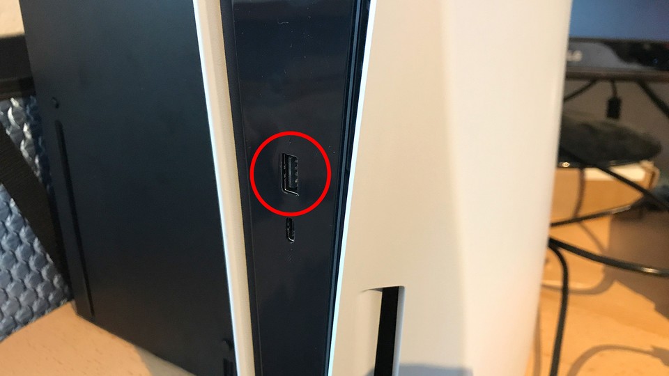 Den USB-Slot auf der Vorderseite der PS5 solltet ihr wenn möglich nicht zum Laden des DualSense benutzen.