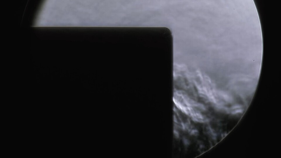 Während einer Analyse zeigt fast ausschließlich die Rückseite der PS5 Hitzeschlieren. (Bildquelle: GamersNexus Youtube)